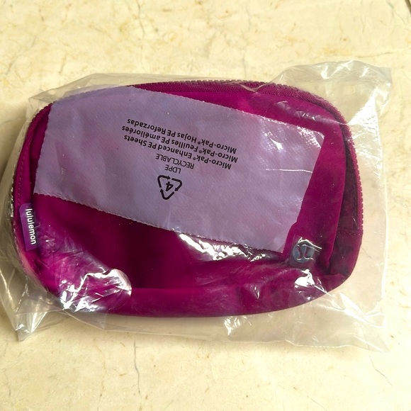 🍋 Lululemon Everywhere Belt Bag in Berry FINAL OFFER - Picture 11 of 16